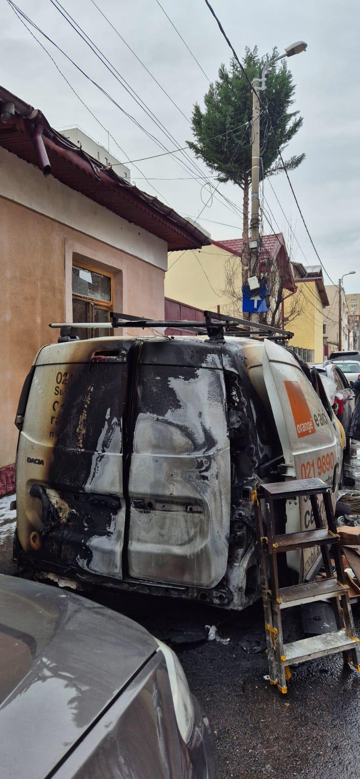 Imagini cu mașinile incendiate de o femeie care a vrut să se răzbune pe fosta șefă. La instanță, s-a apărat că a încurcat autoturismele 944375