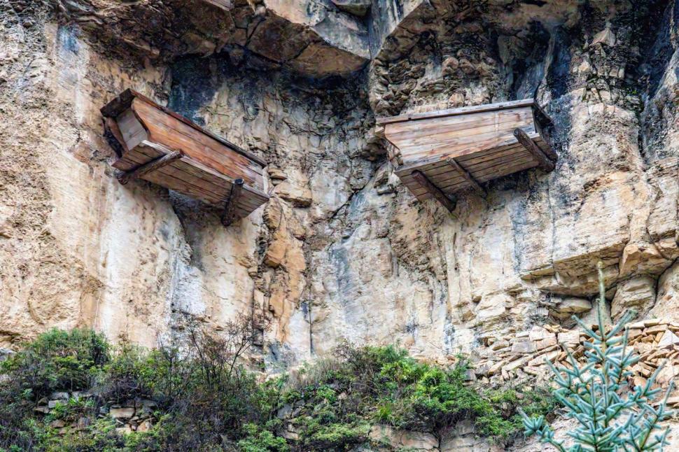 Sicriele suspendate din China continuă să fie un mister. Imaginile bizare atrag anual turiști din toată lumea 944345