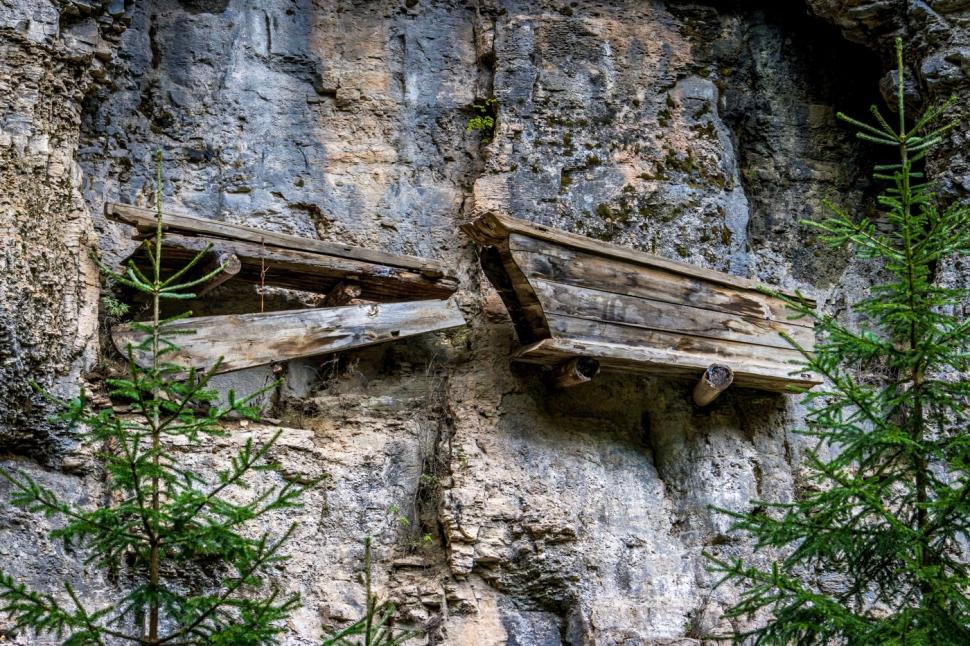 Sicriele suspendate din China continuă să fie un mister. Imaginile bizare atrag anual turiști din toată lumea 944346