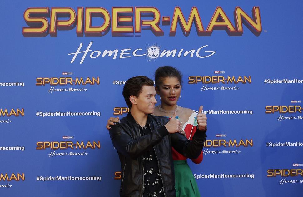 Inelul cu diamant purtat de Zendaya la Globurile de Aur stârnește frenezia zvonurilor că s-a logodit cu Tom Holland 944562