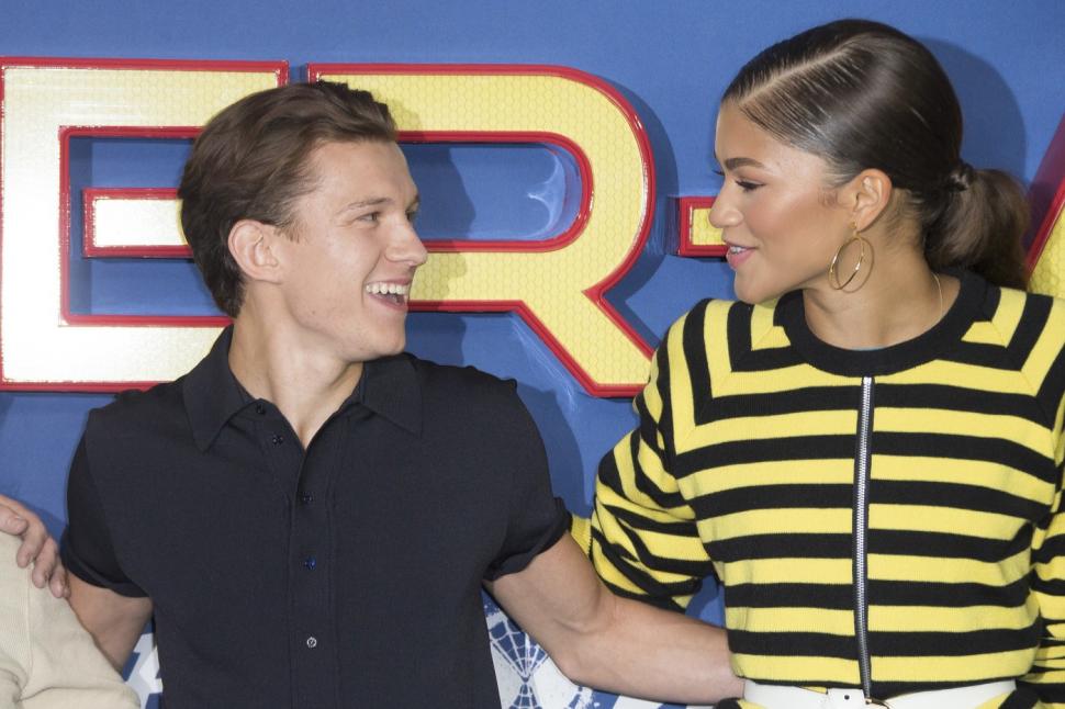 Inelul cu diamant purtat de Zendaya la Globurile de Aur stârnește frenezia zvonurilor că s-a logodit cu Tom Holland 944563