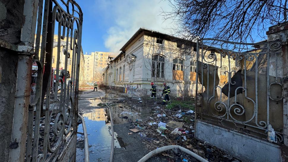N-a rămas aproape nimic din clădirea istorică a fostului Liceu Timpuri Noi, devastată de incendiu. Vecinii acuză "rechinii imobiliari"  944457