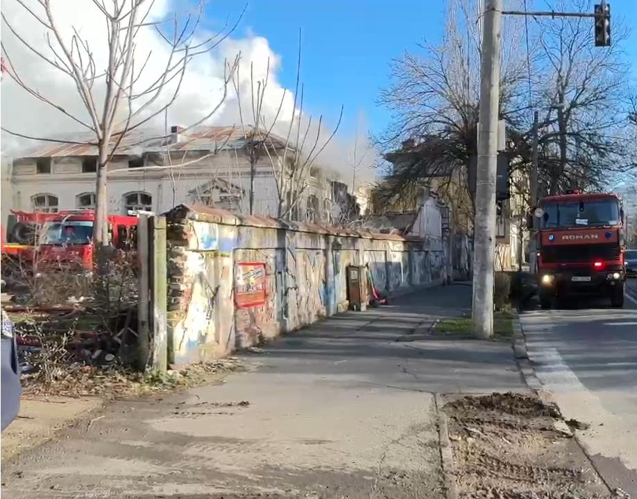N-a rămas aproape nimic din clădirea istorică a fostului Liceu Timpuri Noi, devastată de incendiu. Vecinii acuză "rechinii imobiliari"  944461