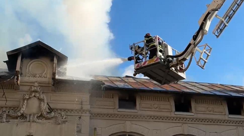 N-a rămas aproape nimic din clădirea istorică a fostului Liceu Timpuri Noi, devastată de incendiu. Vecinii acuză "rechinii imobiliari"  944462