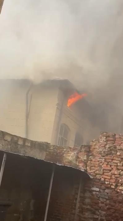 N-a rămas aproape nimic din clădirea istorică a fostului Liceu Timpuri Noi, devastată de incendiu. Vecinii acuză "rechinii imobiliari"  944463