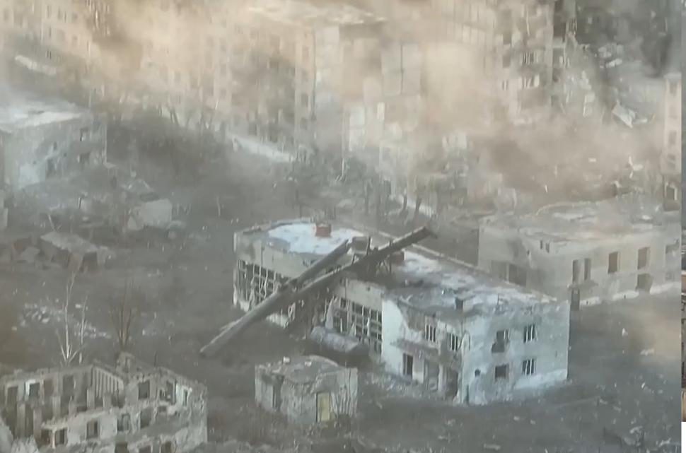 Imagini apocaliptice din orașul Torețk, pe care rușii se chinuie să îl cucerească. „Folosesc tactica pământului pârjolit” 944707