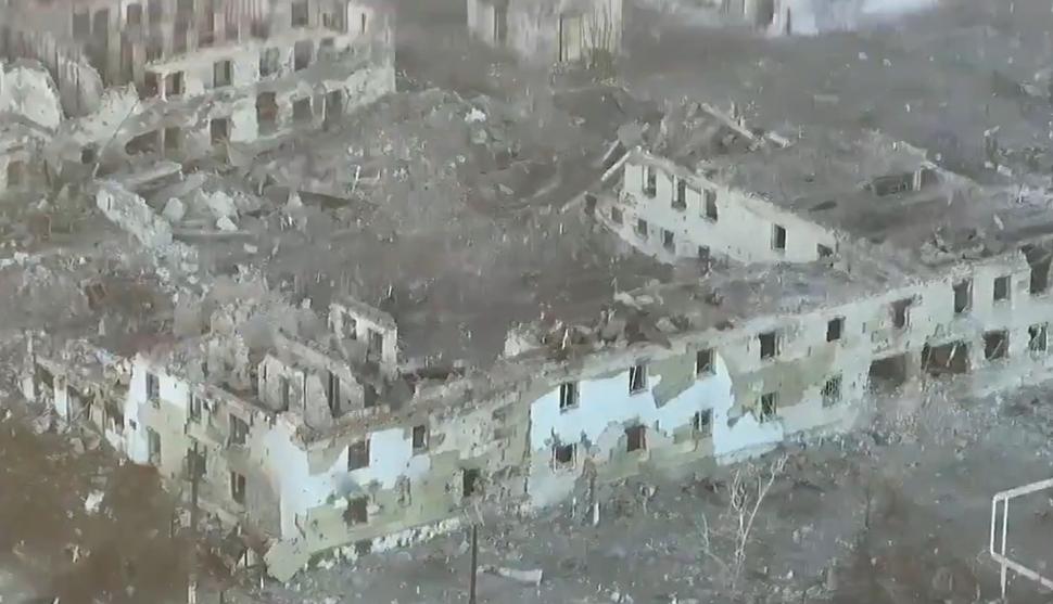 Imagini apocaliptice din orașul Torețk, pe care rușii se chinuie să îl cucerească. „Folosesc tactica pământului pârjolit” 944709