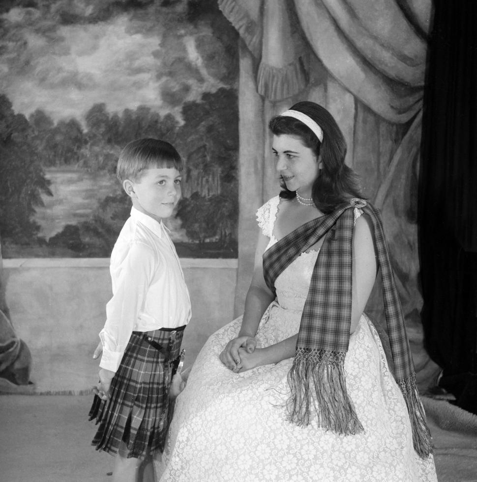 Un aristocrat britanic cade de la etaj și moare. Iubita și fiul lui și-au declarat război și scot la lumină secretele familiei 944737