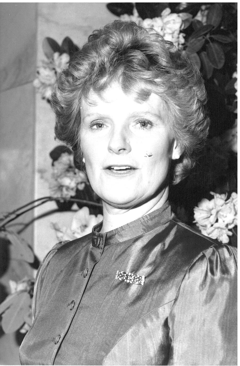 Un aristocrat britanic cade de la etaj și moare. Iubita și fiul lui și-au declarat război și scot la lumină secretele familiei 944738