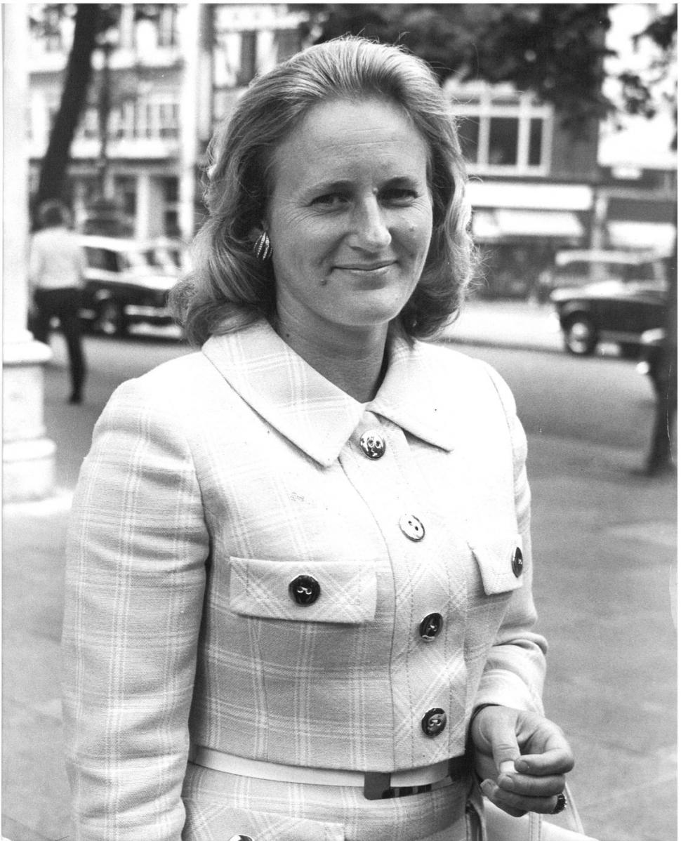 Un aristocrat britanic cade de la etaj și moare. Iubita și fiul lui și-au declarat război și scot la lumină secretele familiei 944739