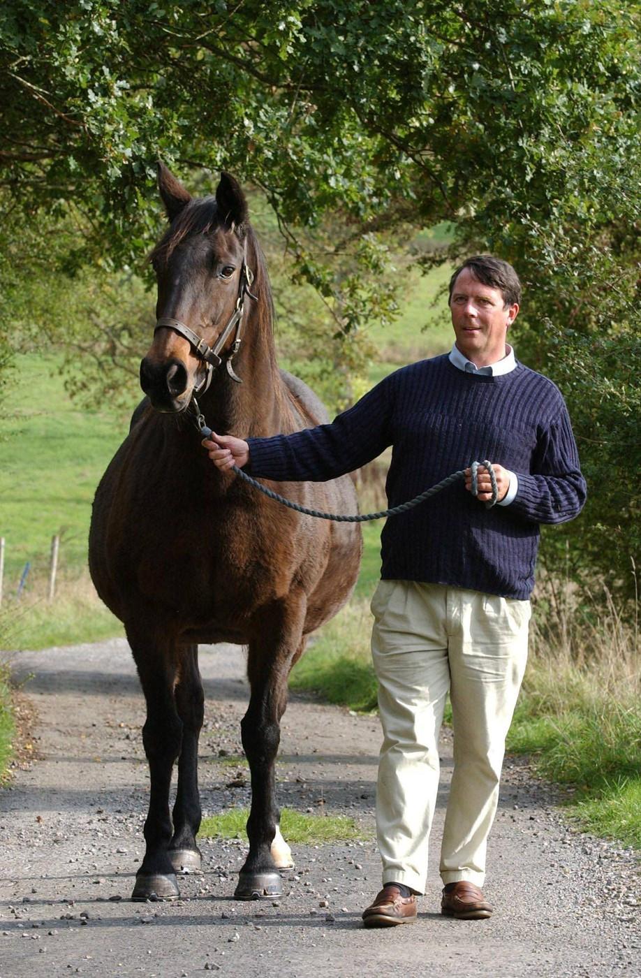 Un aristocrat britanic cade de la etaj și moare. Iubita și fiul lui și-au declarat război și scot la lumină secretele familiei 944741