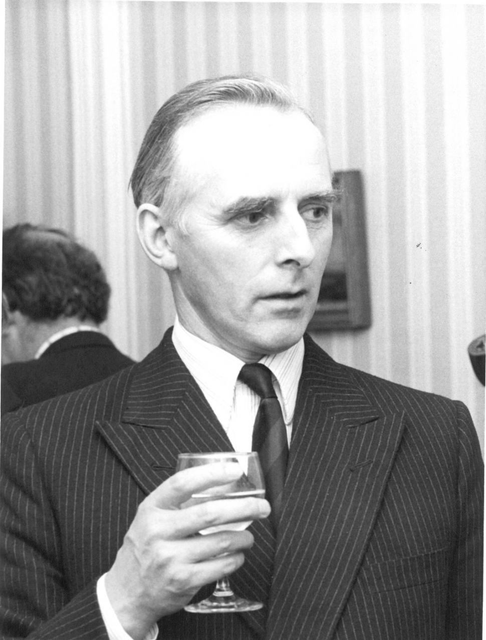 Un aristocrat britanic cade de la etaj și moare. Iubita și fiul lui și-au declarat război și scot la lumină secretele familiei 944745