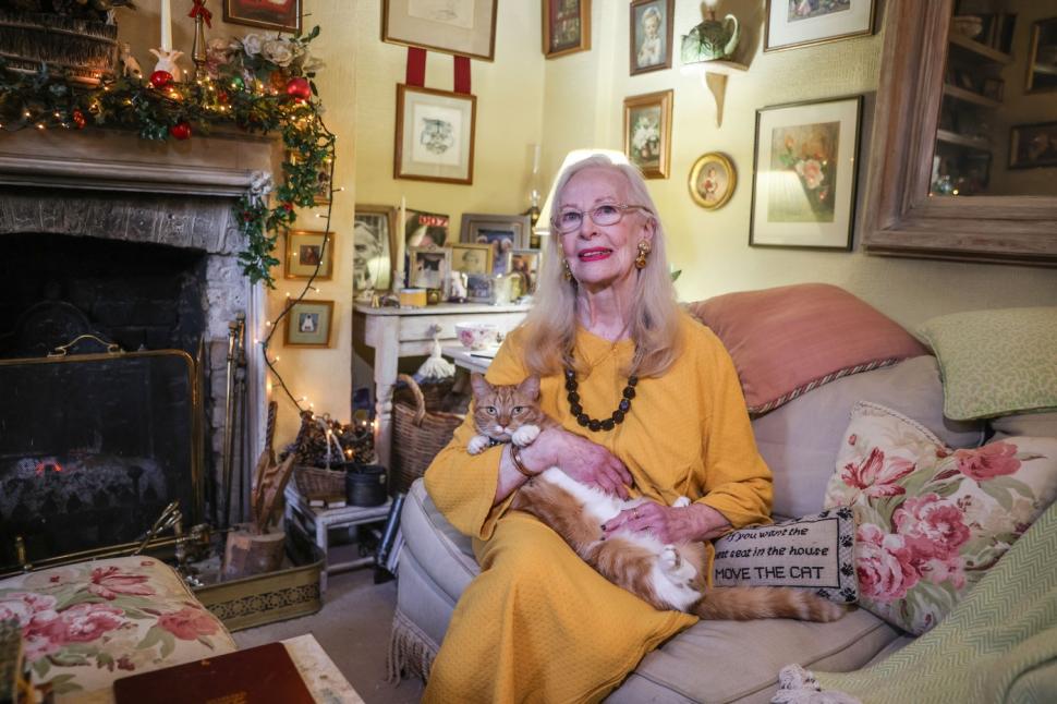 Un aristocrat britanic cade de la etaj și moare. Iubita și fiul lui și-au declarat război și scot la lumină secretele familiei 944746