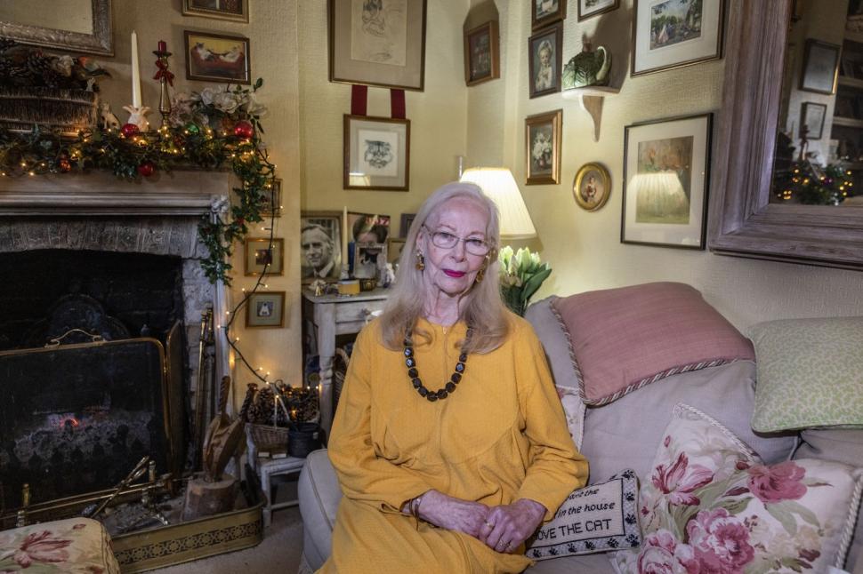 Un aristocrat britanic cade de la etaj și moare. Iubita și fiul lui și-au declarat război și scot la lumină secretele familiei 944747