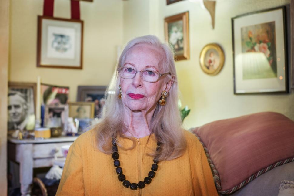 Un aristocrat britanic cade de la etaj și moare. Iubita și fiul lui și-au declarat război și scot la lumină secretele familiei 944748