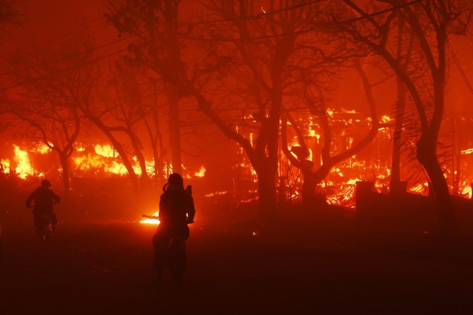 Alertă în Los Angeles, un incendiu uriaş a devastat un cartier de lux. 30.000 de oameni evacuați. Air Force One, blocat la sol      944798
