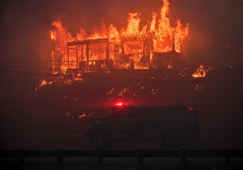 Alertă în Los Angeles, un incendiu uriaş a devastat un cartier de lux. 30.000 de oameni evacuați. Air Force One, blocat la sol      944800