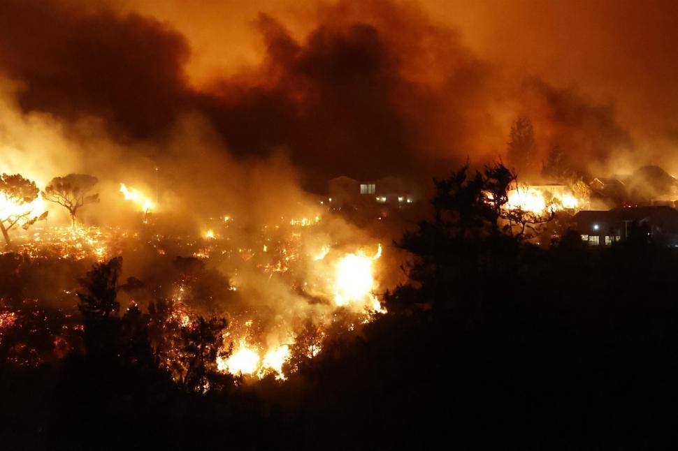 Alertă în Los Angeles, un incendiu uriaş a devastat un cartier de lux. 30.000 de oameni evacuați. Air Force One, blocat la sol      944802