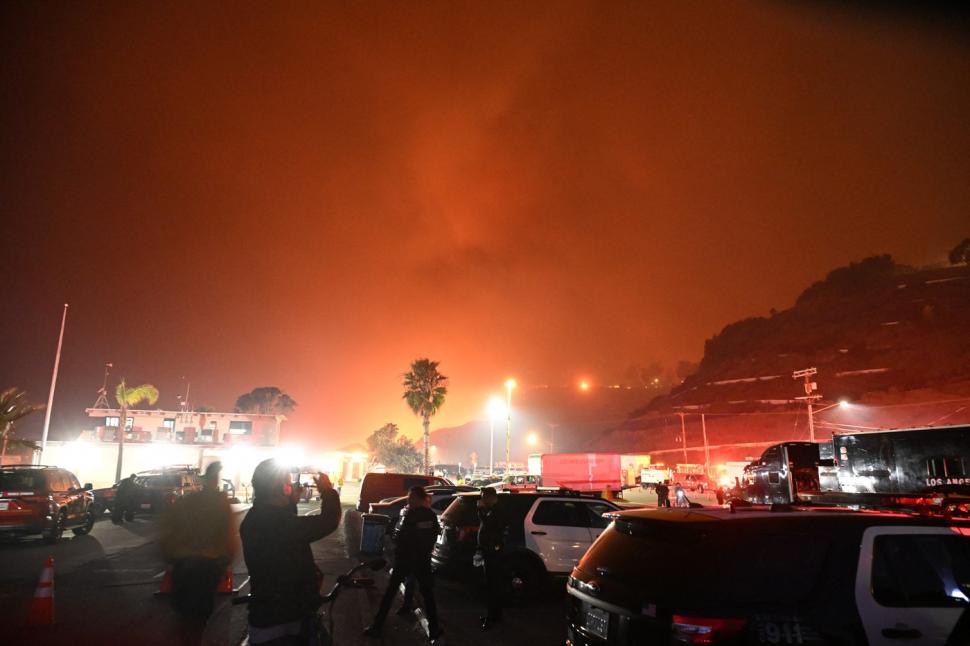 Alertă în Los Angeles, un incendiu uriaş a devastat un cartier de lux. 30.000 de oameni evacuați. Air Force One, blocat la sol      944803