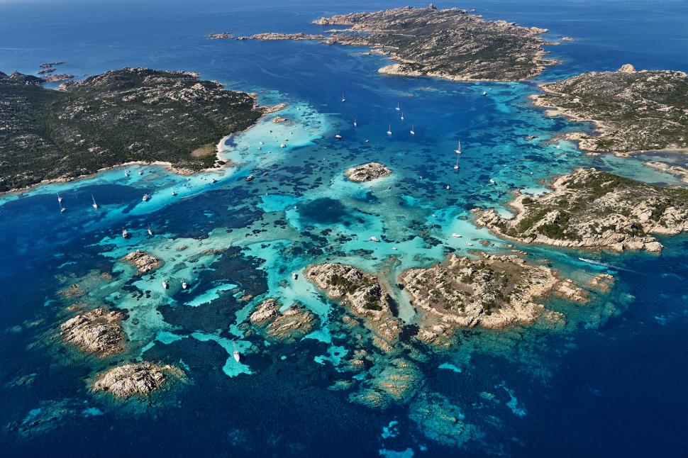 Bărbatul care a trăit singur pe o insulă peste 30 de ani a murit 944924