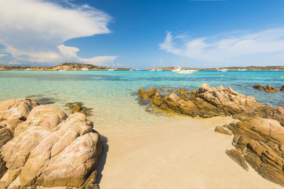 Bărbatul care a trăit singur pe o insulă peste 30 de ani a murit 944927