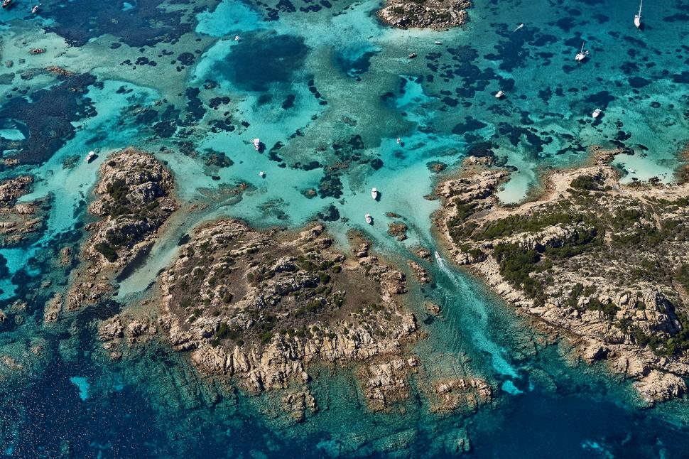 Bărbatul care a trăit singur pe o insulă peste 30 de ani a murit 944930