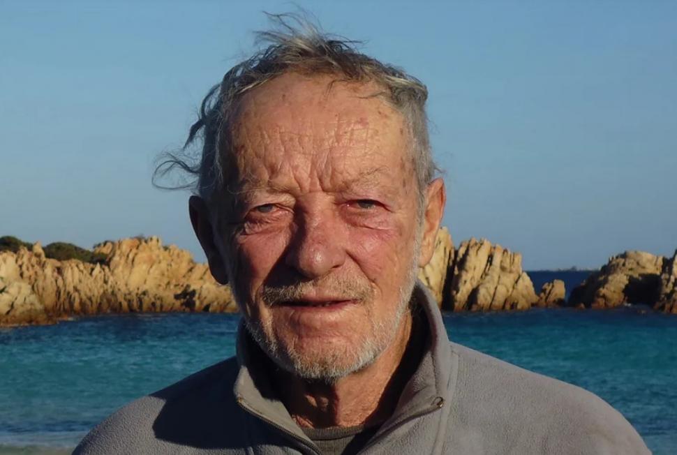 Bărbatul care a trăit singur pe o insulă peste 30 de ani a murit 944931