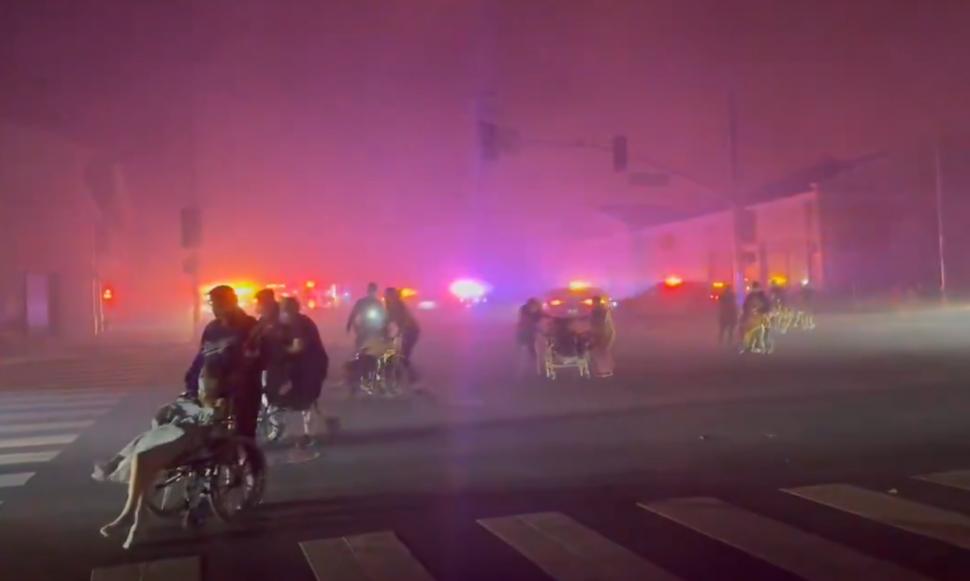 Bătrâni scoși în scaun cu rotile și desculți dintr-un cămin. Imagini dramatice de la incendiul din Los Angeles, imposibil de controlat 944825