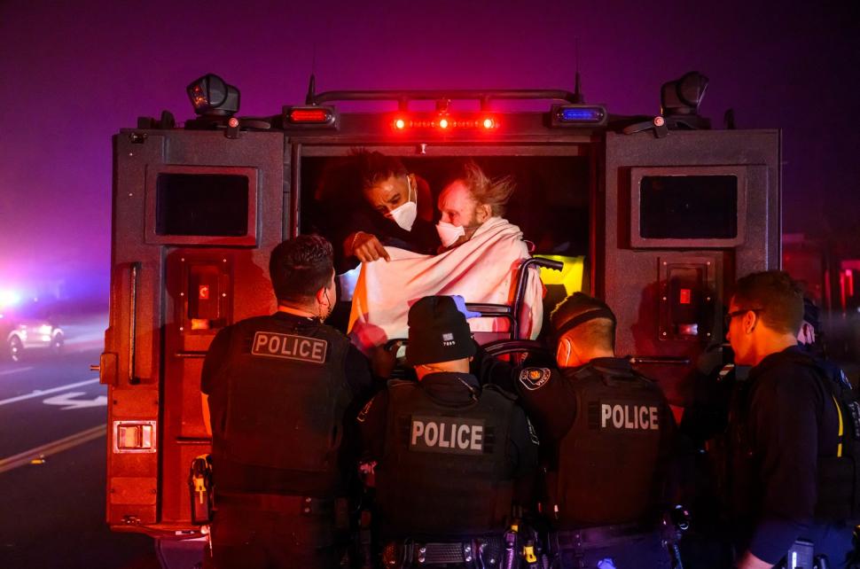 Bătrâni scoși în scaun cu rotile și desculți dintr-un cămin. Imagini dramatice de la incendiul din Los Angeles, imposibil de controlat 944827