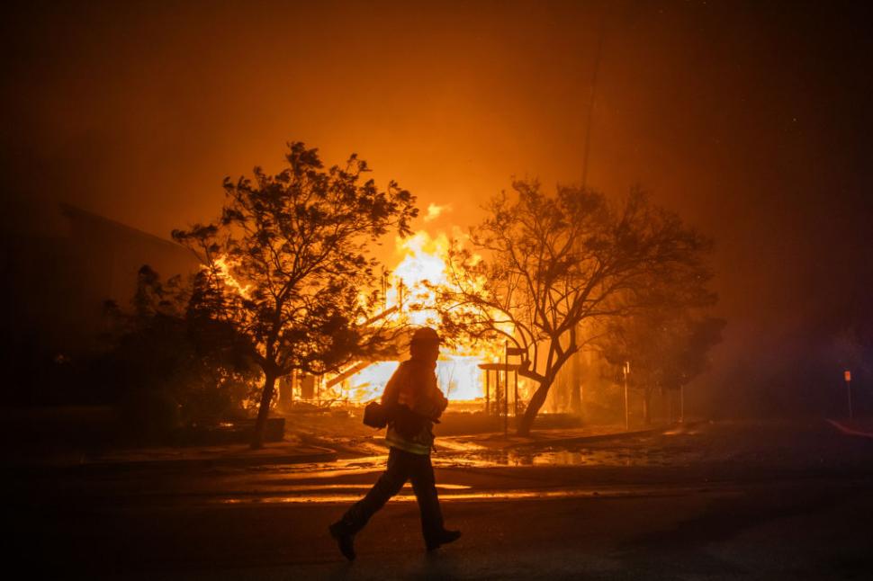 Ce este „vântul diavolului”, fenomenul meteo care alimentează incendiile devastatoare din Los Angeles 944983