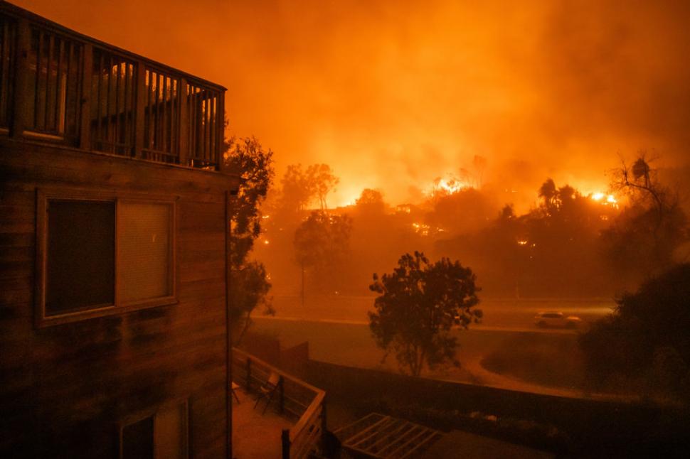 Ce este „vântul diavolului”, fenomenul meteo care alimentează incendiile devastatoare din Los Angeles 944987