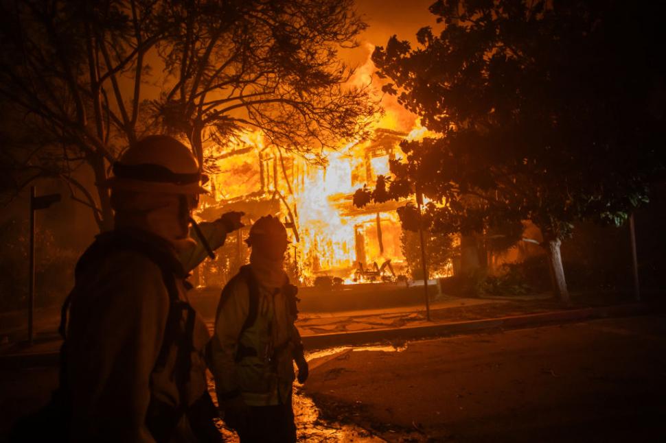 Los Angeles, devastat de mai multe incendii uriașe. Autoritățile au anunțat primele decese. Garda Națională, trimisă să ajute pompierii 944862
