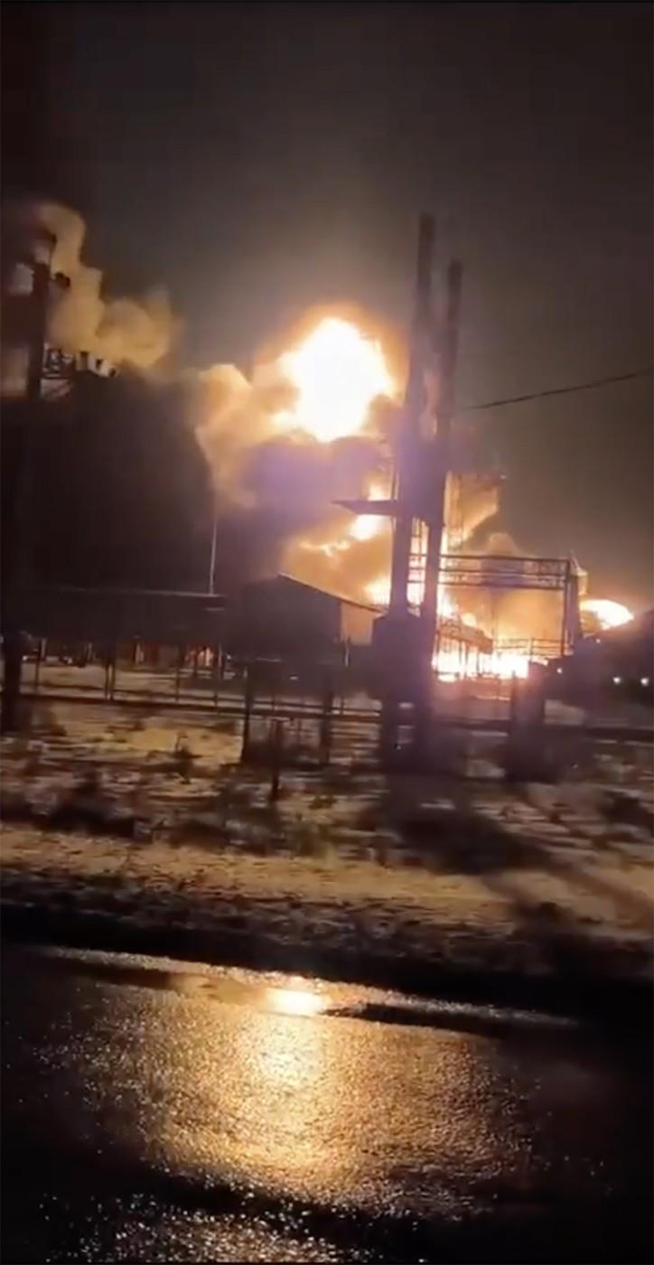 Ucrainenii au lovit cu drone un depozit de petrol care alimenta bombardiere rusești. Imagini cu un incendiu uriaș și explozii puternice 944884