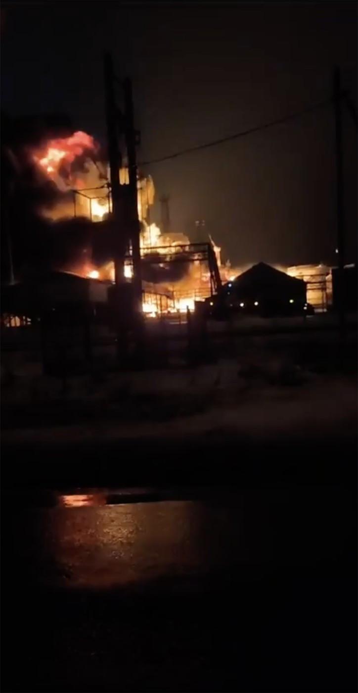 Ucrainenii au lovit cu drone un depozit de petrol care alimenta bombardiere rusești. Imagini cu un incendiu uriaș și explozii puternice 944885