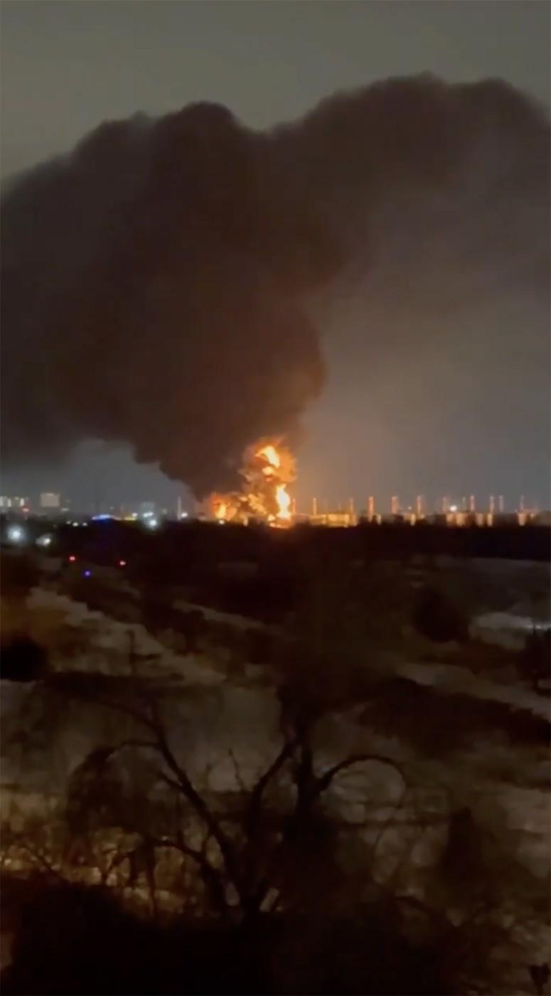 Ucrainenii au lovit cu drone un depozit de petrol care alimenta bombardiere rusești. Imagini cu un incendiu uriaș și explozii puternice 944886