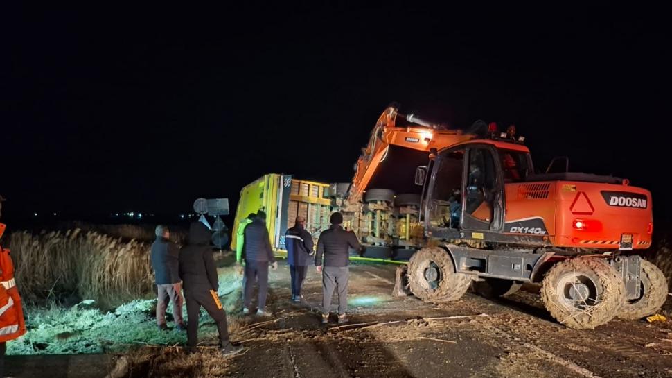 Un TIR încărcat cu 49 de tone de sare de potasiu s-a răsturnat pe DN 22, la Grădiştea. Traficul a fost blocat pe ambele sensuri 945052