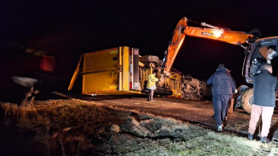 Un TIR încărcat cu 49 de tone de sare de potasiu s-a răsturnat pe DN 22, la Grădiştea. Traficul a fost blocat pe ambele sensuri 945053