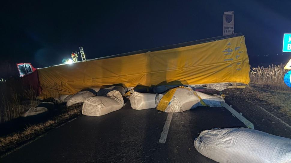 Un TIR încărcat cu 49 de tone de sare de potasiu s-a răsturnat pe DN 22, la Grădiştea. Traficul a fost blocat pe ambele sensuri 945054
