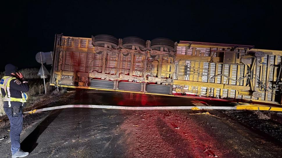 Un TIR încărcat cu 49 de tone de sare de potasiu s-a răsturnat pe DN 22, la Grădiştea. Traficul a fost blocat pe ambele sensuri 945055