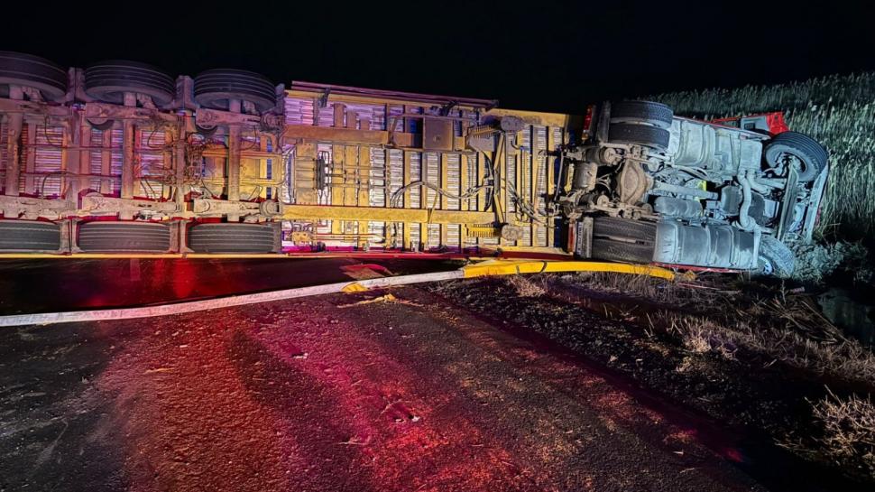 Un TIR încărcat cu 49 de tone de sare de potasiu s-a răsturnat pe DN 22, la Grădiştea. Traficul a fost blocat pe ambele sensuri 945056