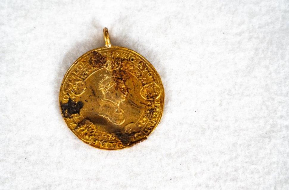 Comori regale pierdute de zeci de ani, recuperate din criptele Catedralei din Vilnius. Cui au aparținut 945287