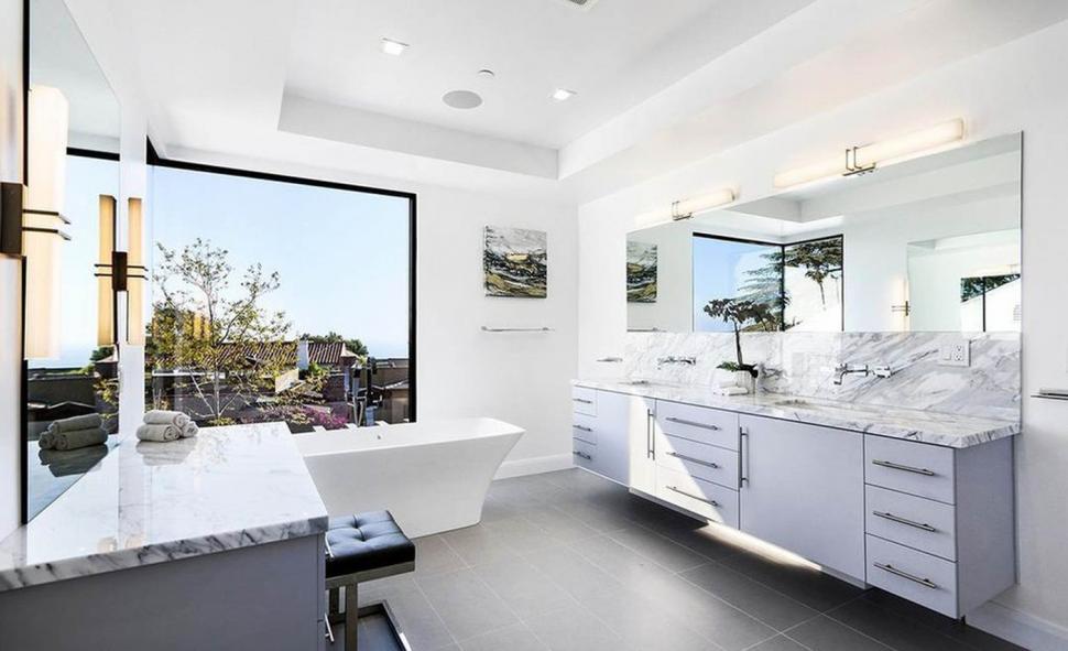 Din casa lui Anthony Hopkins din LA au mai rămas doar treptele de la intrare. Cum arăta vila de 6,6 milioane $ înainte de incendiu 945193