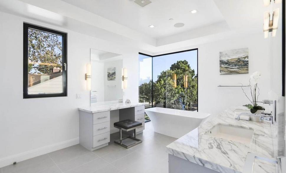 Din casa lui Anthony Hopkins din LA au mai rămas doar treptele de la intrare. Cum arăta vila de 6,6 milioane $ înainte de incendiu 945195