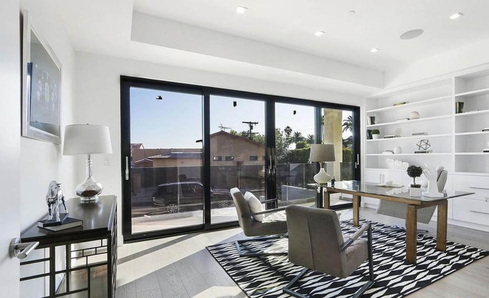 Din casa lui Anthony Hopkins din LA au mai rămas doar treptele de la intrare. Cum arăta vila de 6,6 milioane $ înainte de incendiu 945199