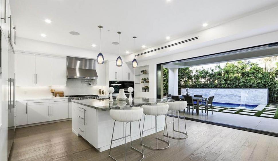 Din casa lui Anthony Hopkins din LA au mai rămas doar treptele de la intrare. Cum arăta vila de 6,6 milioane $ înainte de incendiu 945206