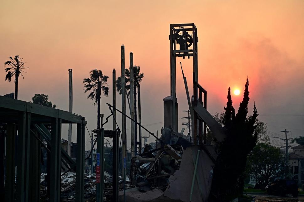 Incendiile din Los Angeles se apropie de semnul Hollywood. Cum arată acum Sunset Boulevard și alte locuri pe care le știm din filme 945149