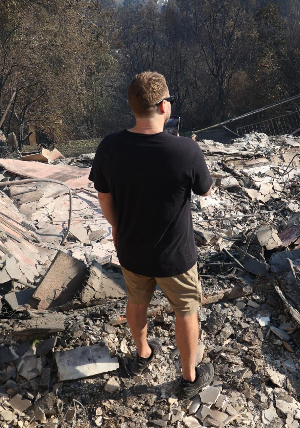 După ce a filmat momentul în care incendiul i-a cuprins casa, vedeta TV Spencer Pratt arată acum ce a mai rămas din ea 945403