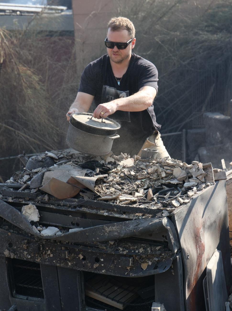 După ce a filmat momentul în care incendiul i-a cuprins casa, vedeta TV Spencer Pratt arată acum ce a mai rămas din ea 945405