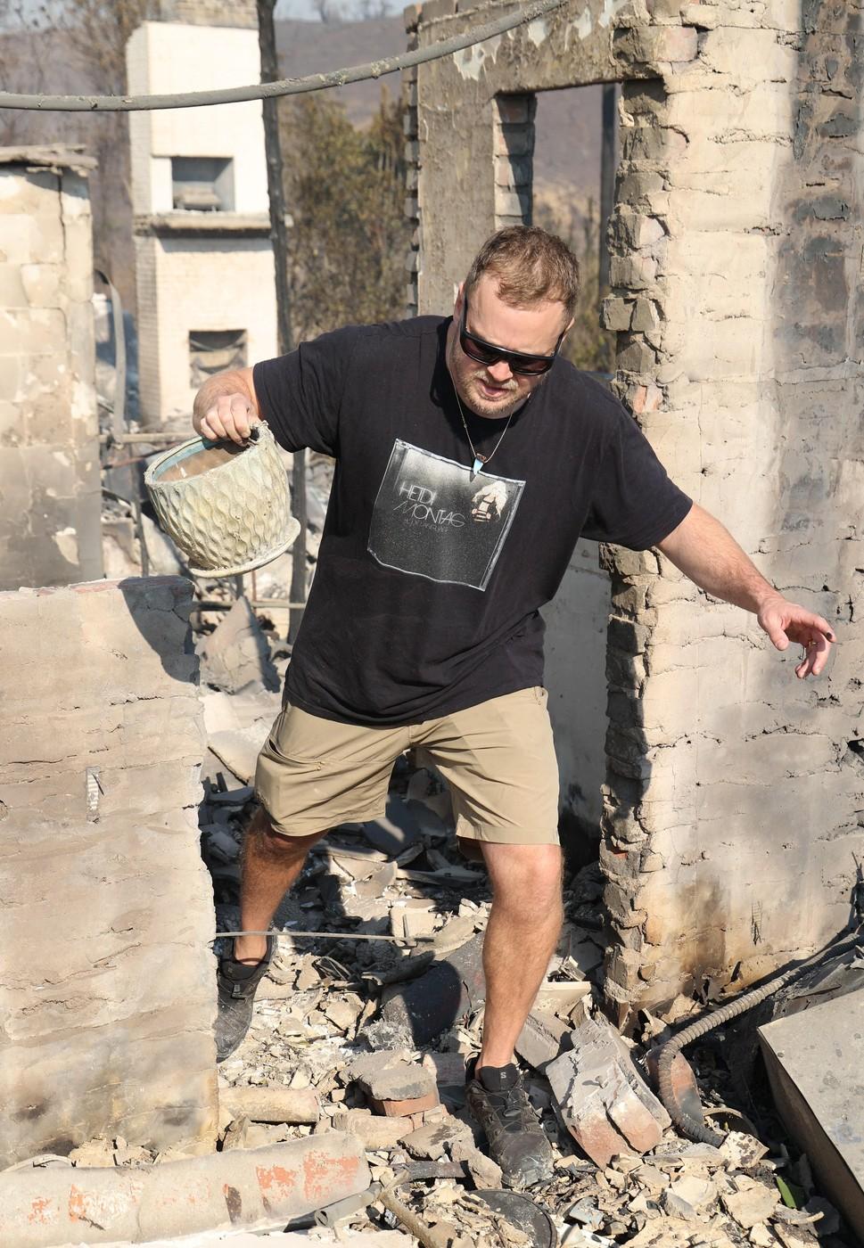 După ce a filmat momentul în care incendiul i-a cuprins casa, vedeta TV Spencer Pratt arată acum ce a mai rămas din ea 945408