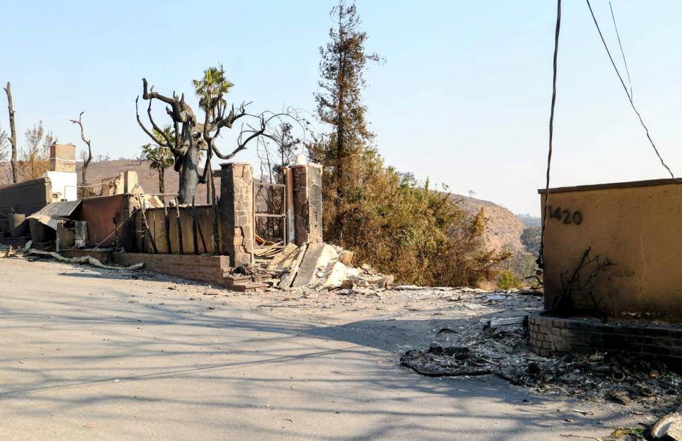 După ce a filmat momentul în care incendiul i-a cuprins casa, vedeta TV Spencer Pratt arată acum ce a mai rămas din ea 945410